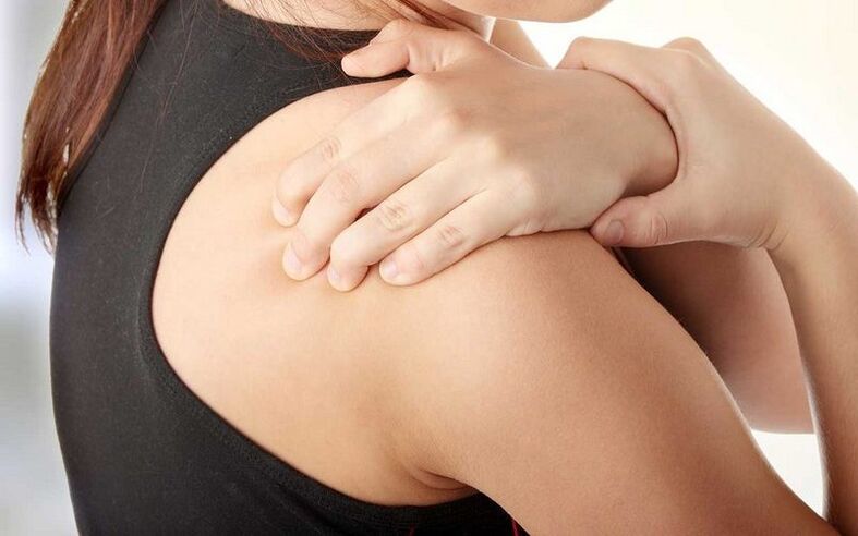 Πόνος κάτω από την ωμοπλάτη από πίσω